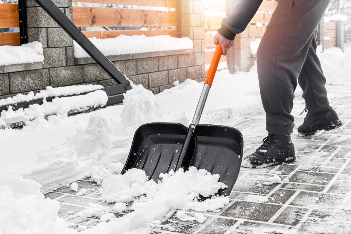 Déneigement d'un accès extérieur